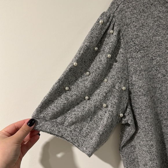 Soft blouse with pearl pouf sleeves - Picture 2 of 3